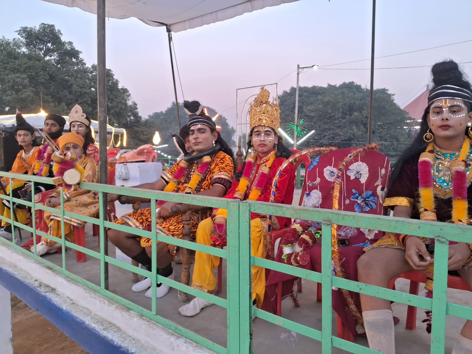 शहर में रामलीला का मंचन करते कलाकार। संवाद