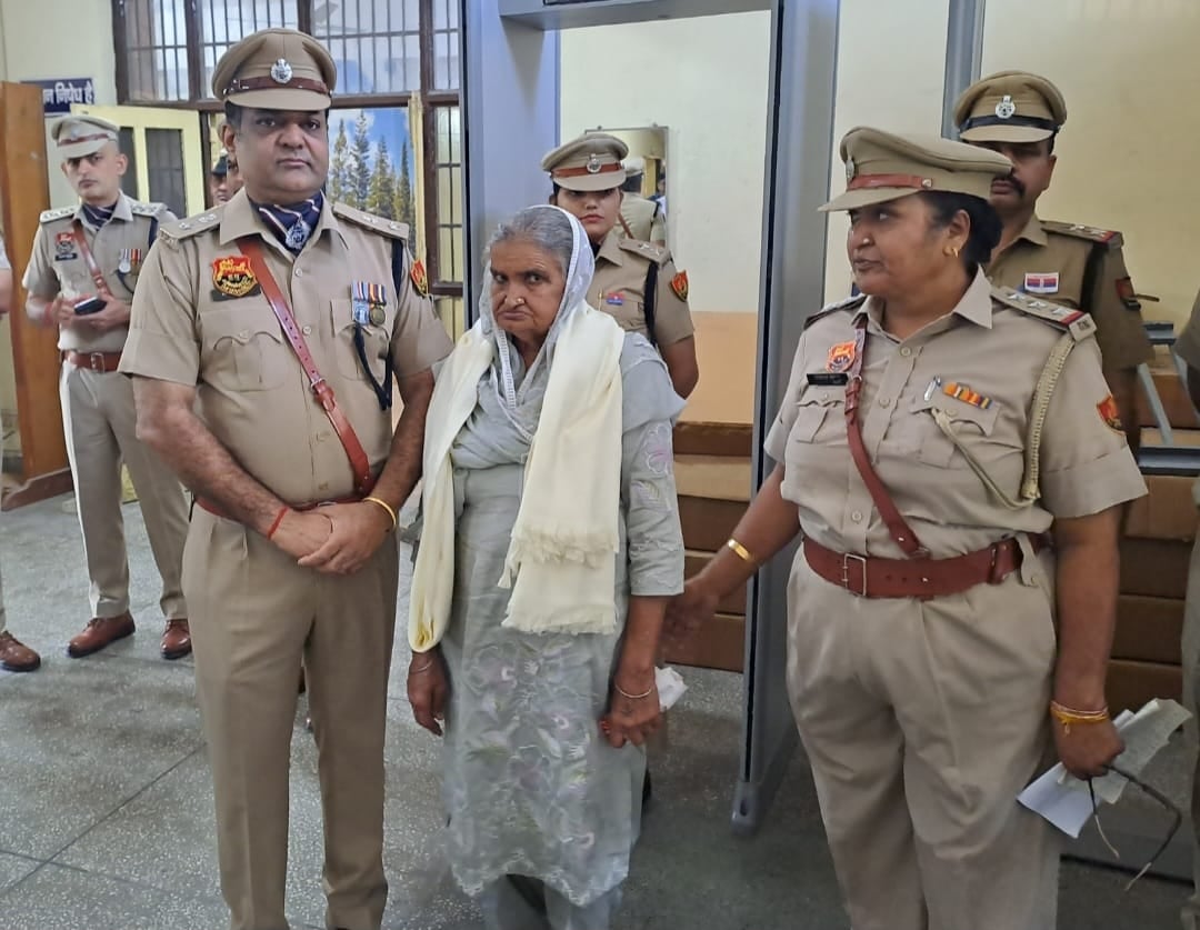 शहीद स्मारक पुष्प चक्र अर्पित कर श्रद्धांजलि देते एसपी कमलदीप गोयल। प्रवक्ता