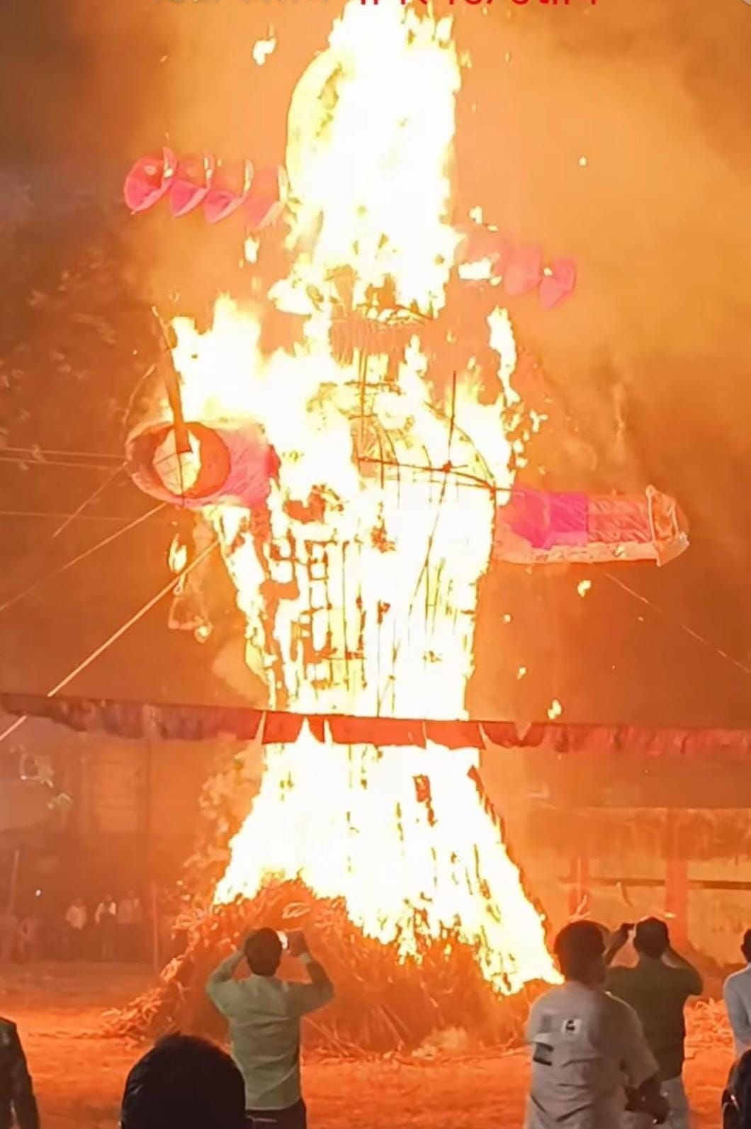श्रीराम व रावण के बीच युद्ध का मंचन करते कलाकार। संवाद