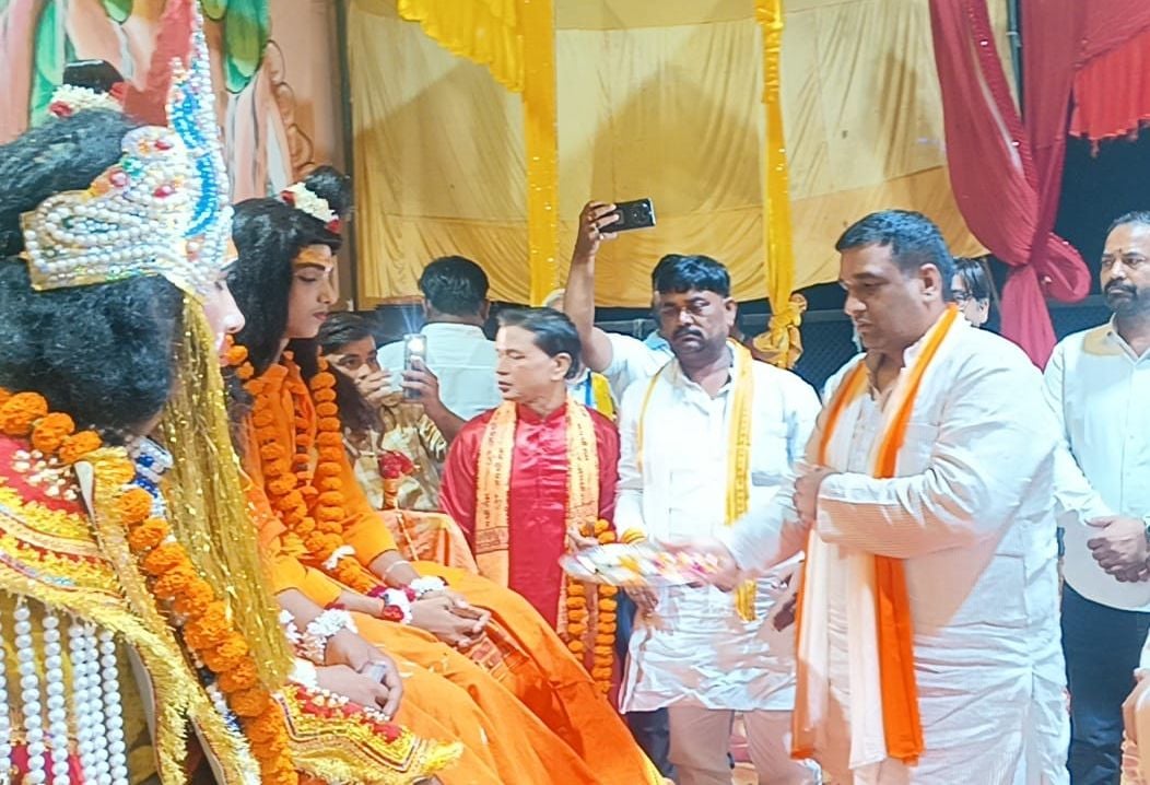 श्रीराम व रावण के बीच युद्ध का मंचन करते कलाकार। संवाद