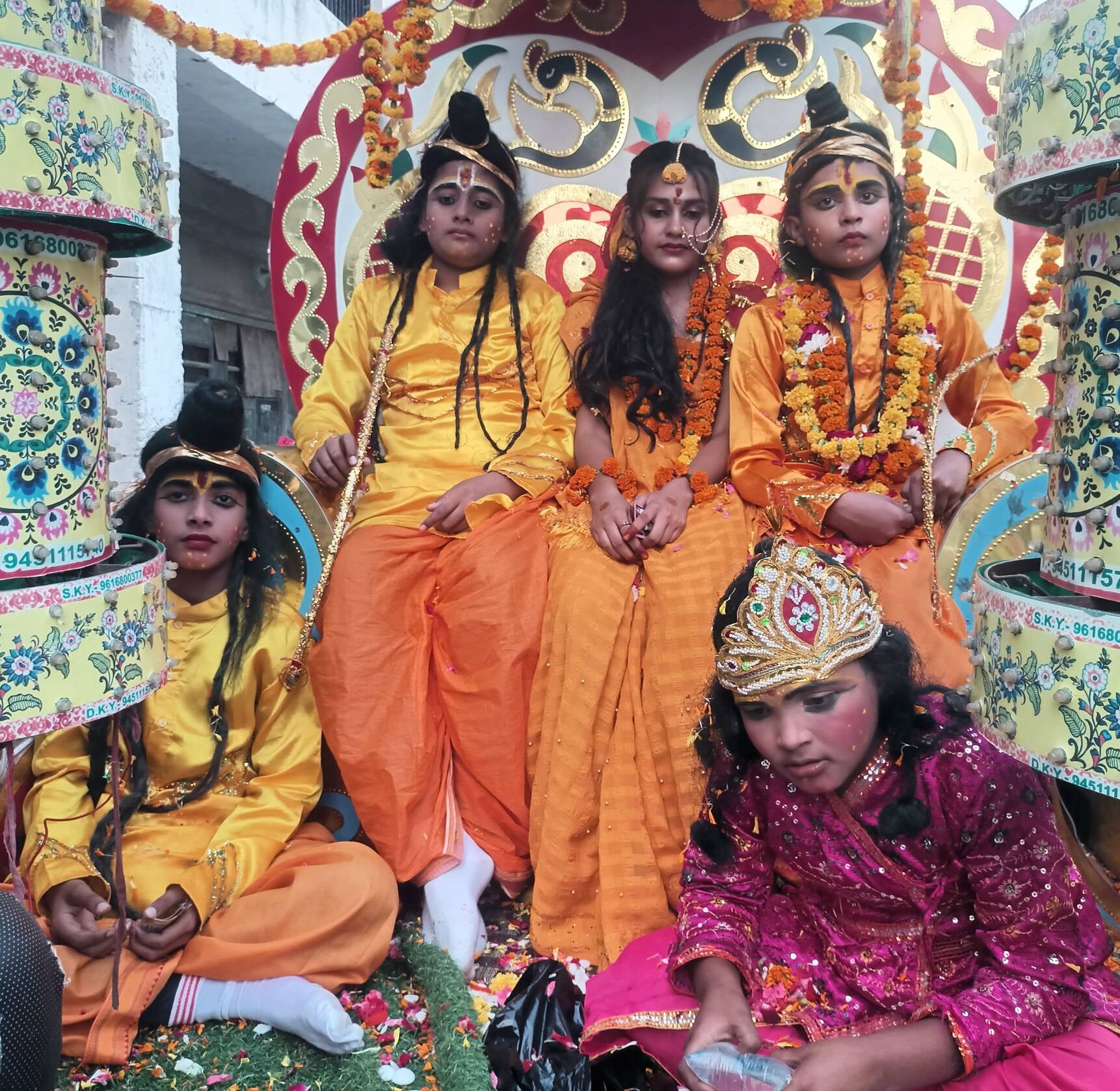 श्रीराम व रावण के बीच युद्ध का मंचन करते कलाकार। संवाद