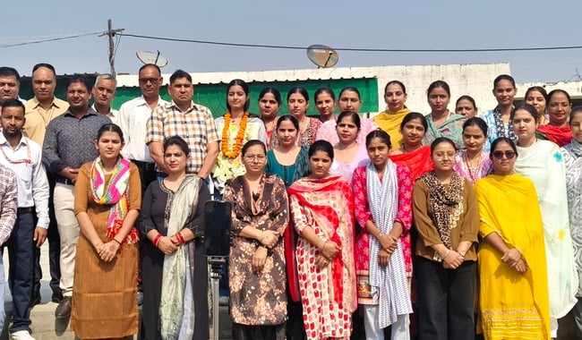 शिवांगी को सम्मानित करते स्कूल प्रबंधक, प्रधानाचार्य व स्टाफ। विज्ञप्ति
