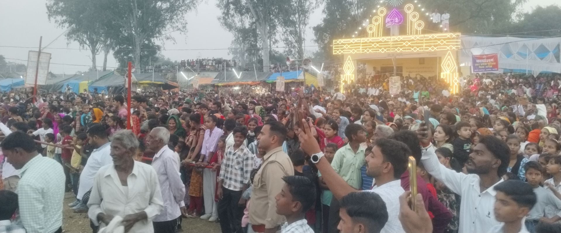 दबतोरी में मंचन करते कलाकार। संवाद