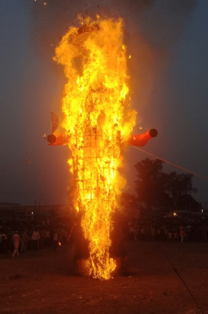 दबतोरी में मंचन करते कलाकार। संवाद