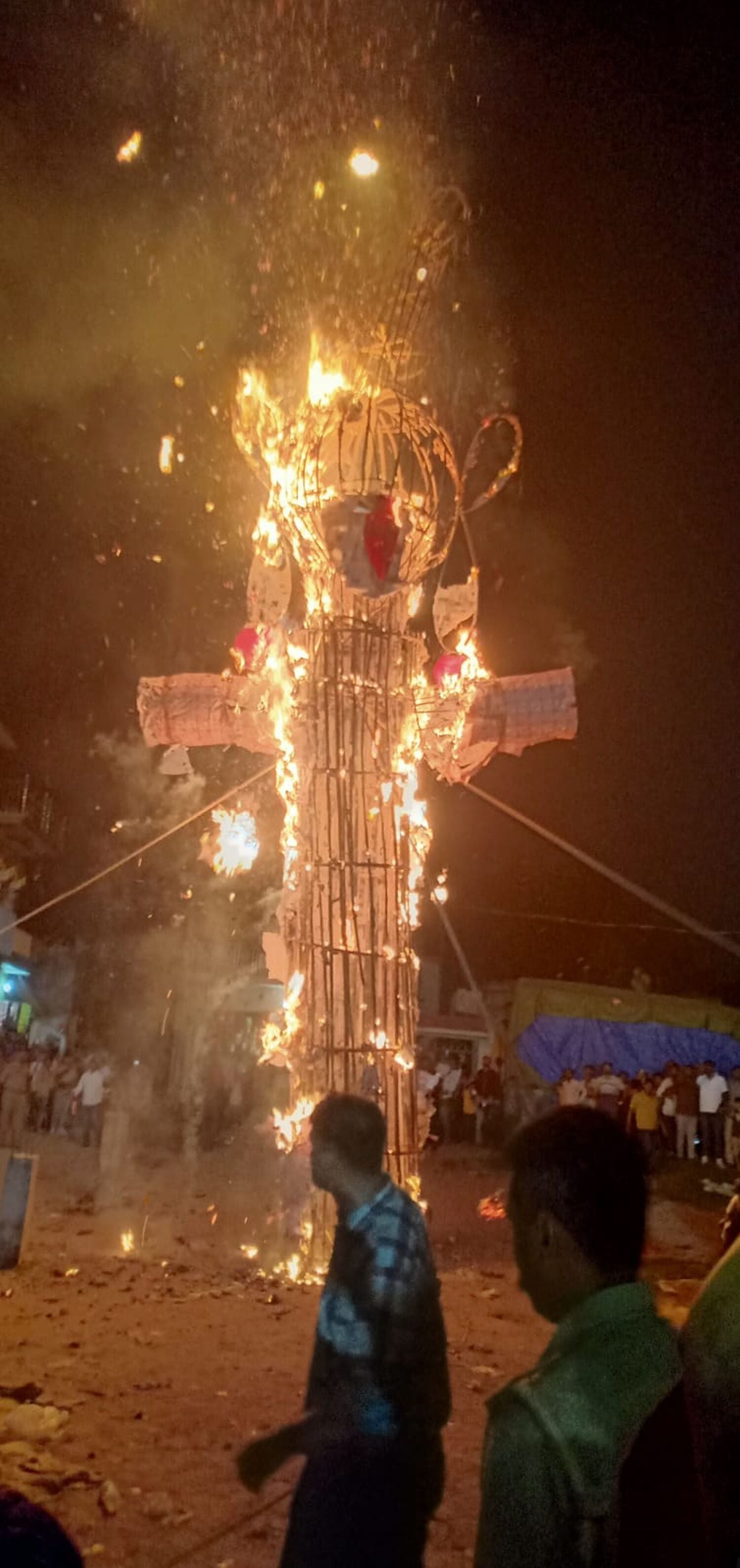 धूं धूं कर जलता रावण का पुतला 