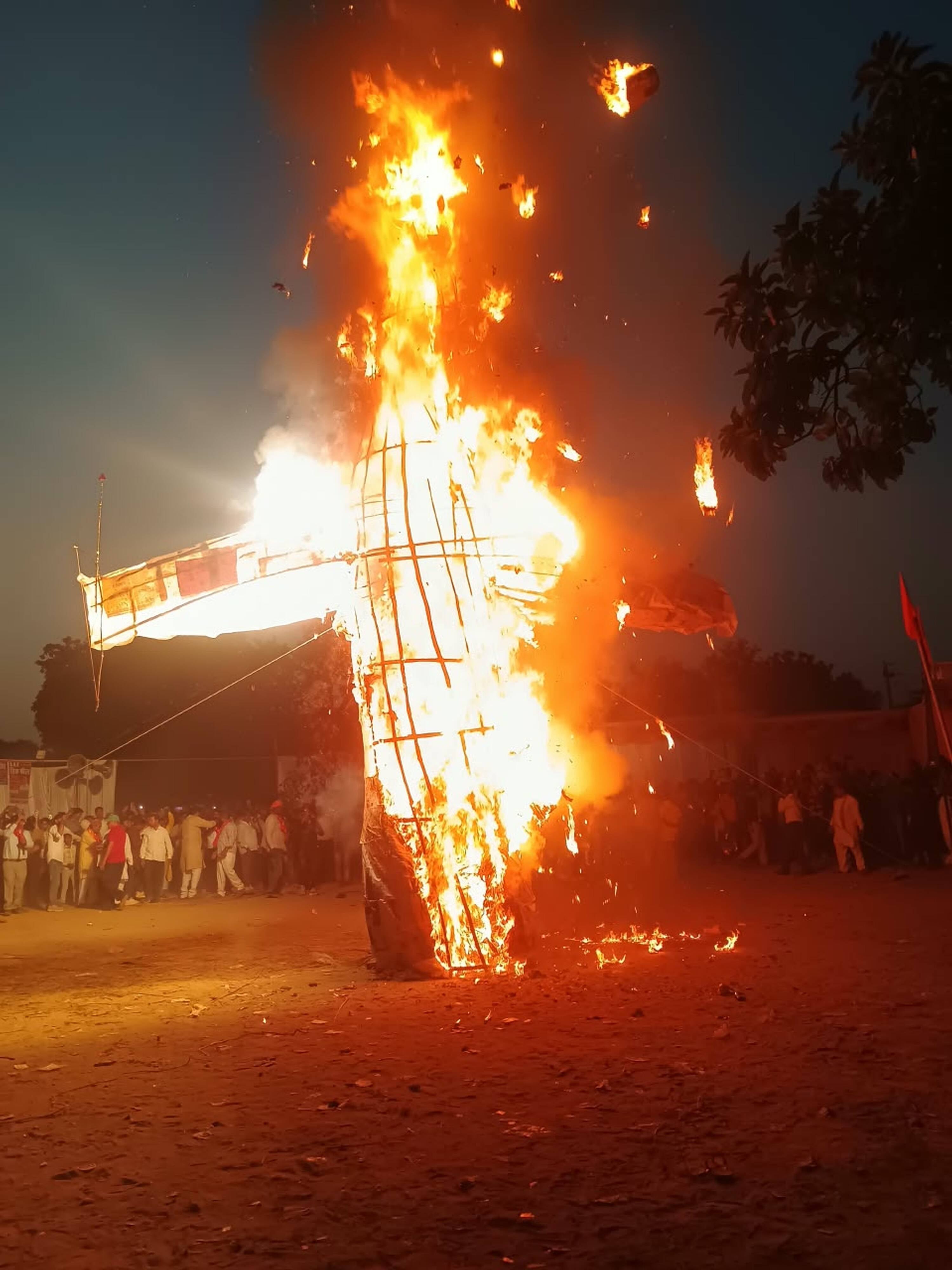 धूं धूं कर जलता रावण का पुतला 