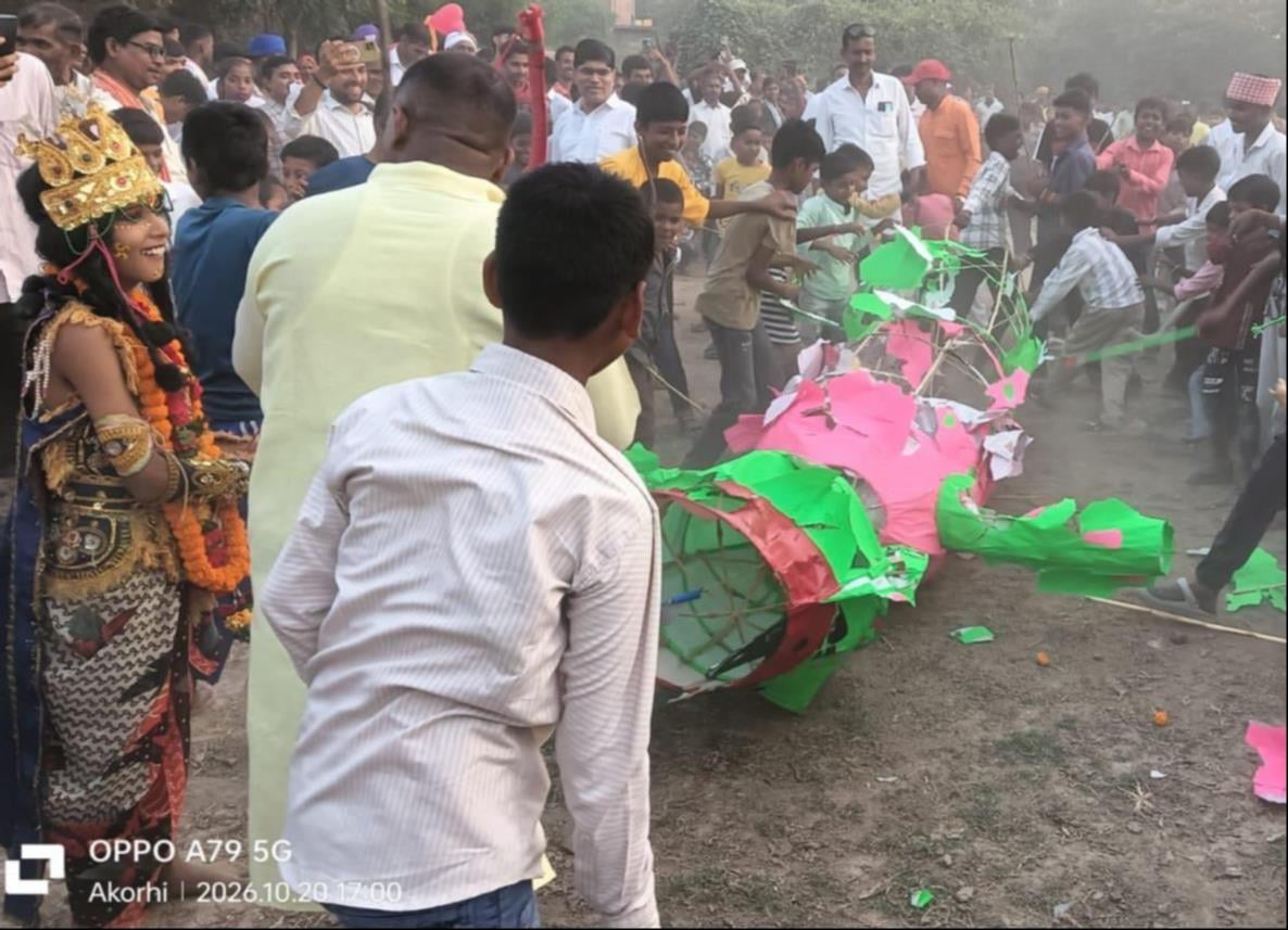 विजयादशमी पर कछवां में रावण दहन करते लोग।- सोशल मीडिया।