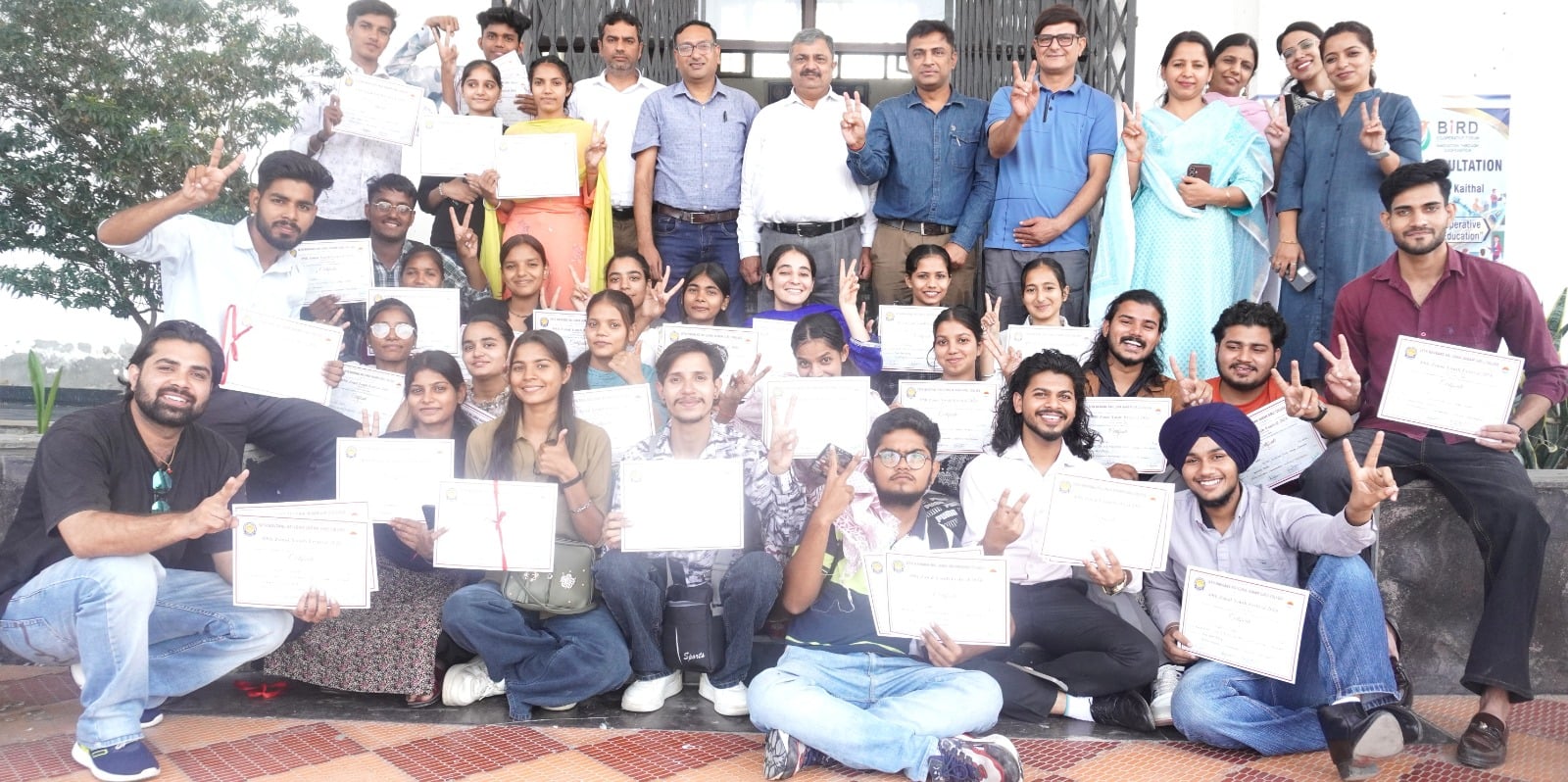 युवा जोनल महोत्सव की विजेता छात्राएं प्रबंधन समिति व स्टाफ के साथ। विज्ञप्ति
