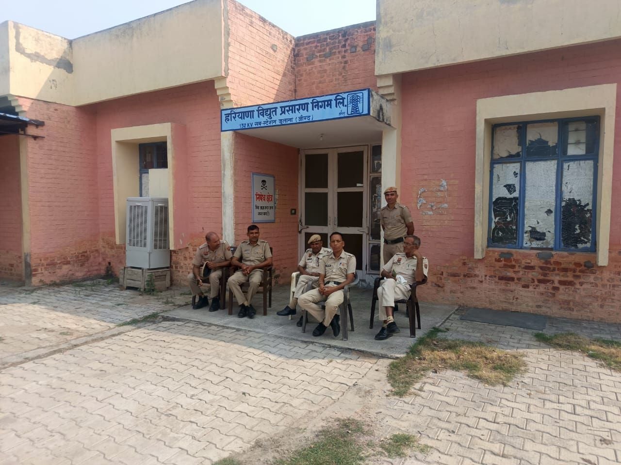 22जेएनडी18: समाज कल्याण विभाग कार्यालय में बिजली नहीं होने के कारण छाया अंधेरा। संवाद
