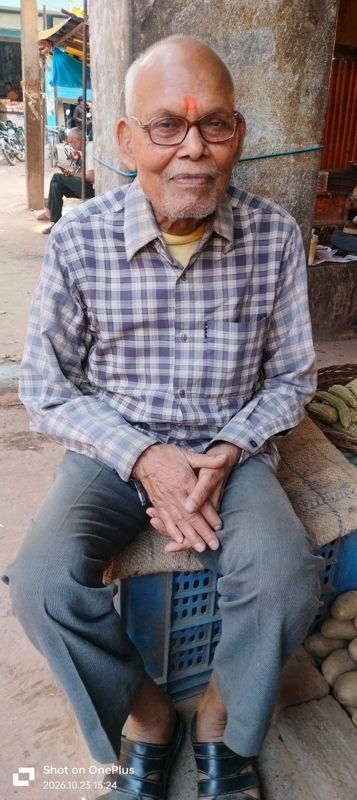 23 सीकेटीपी-13- पेयजल को लेकर हैंडपंप के पास खड़े ग्रामीण। संवाद 23 सीकेटीपी-13- पेयजल को लेकर हैंडपंप के पास खड़े ग्रामीण। संवाद