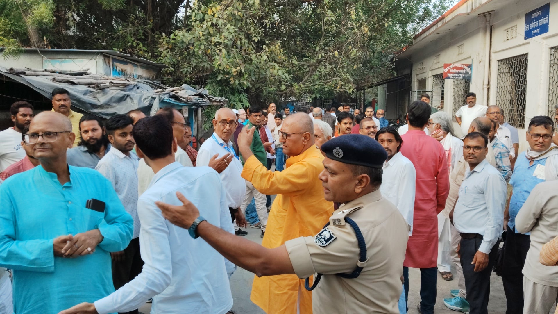 आपस में भिड़े निर्दलीय प्रत्याशी समर्थक
