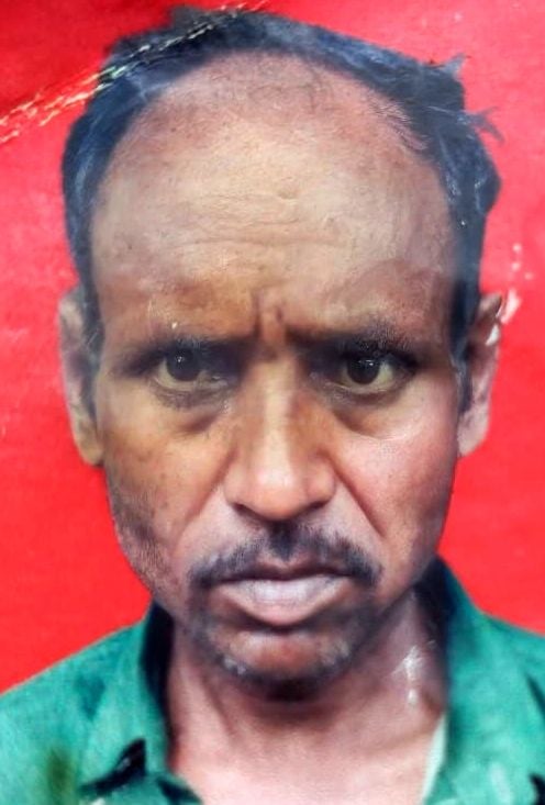 अल्हागंज के समापुर गांव में मृतक कैलाश के रोते बिलखते परिजन। संवाद