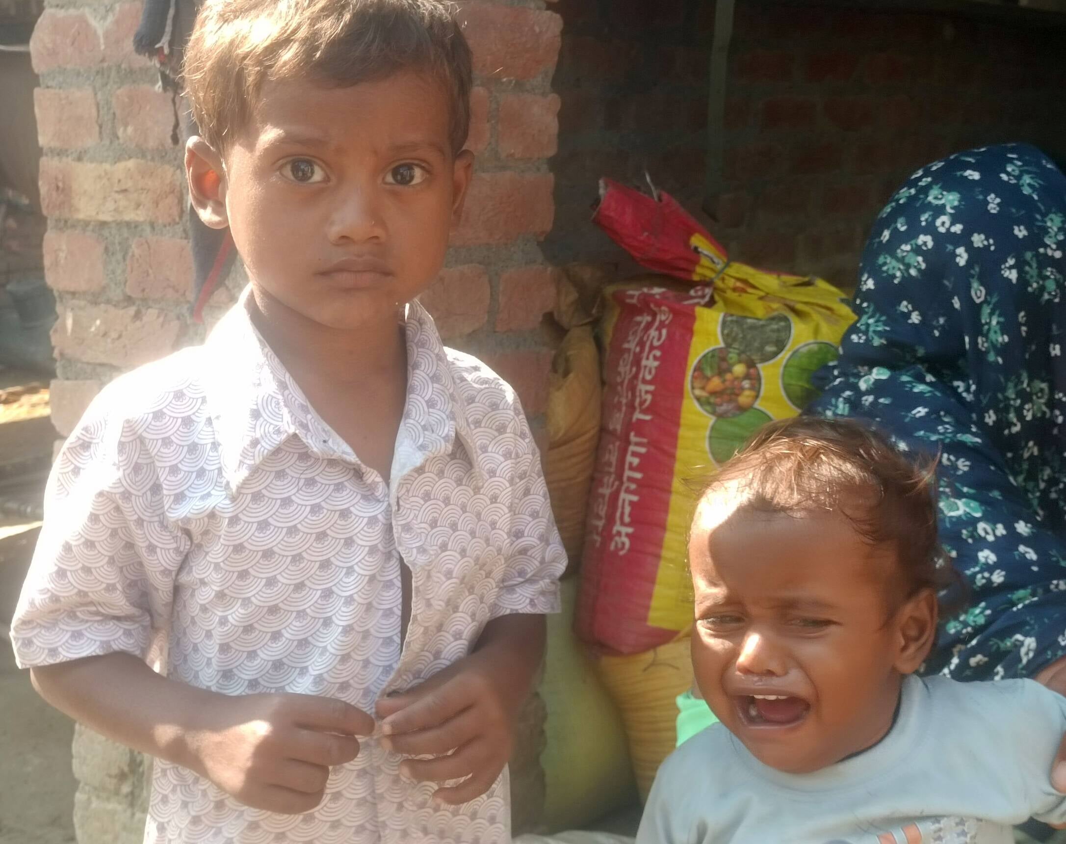 अल्हागंज के समापुर गांव में मृतक कैलाश के रोते बिलखते परिजन। संवाद
