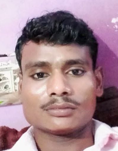 अल्हागंज के समापुर गांव में मृतक कैलाश के रोते बिलखते परिजन। संवाद