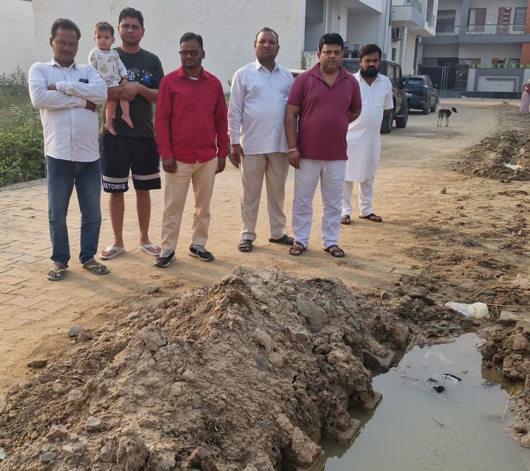 अपनी समस्या को बताते माडल टाउन निवासी। संवाद