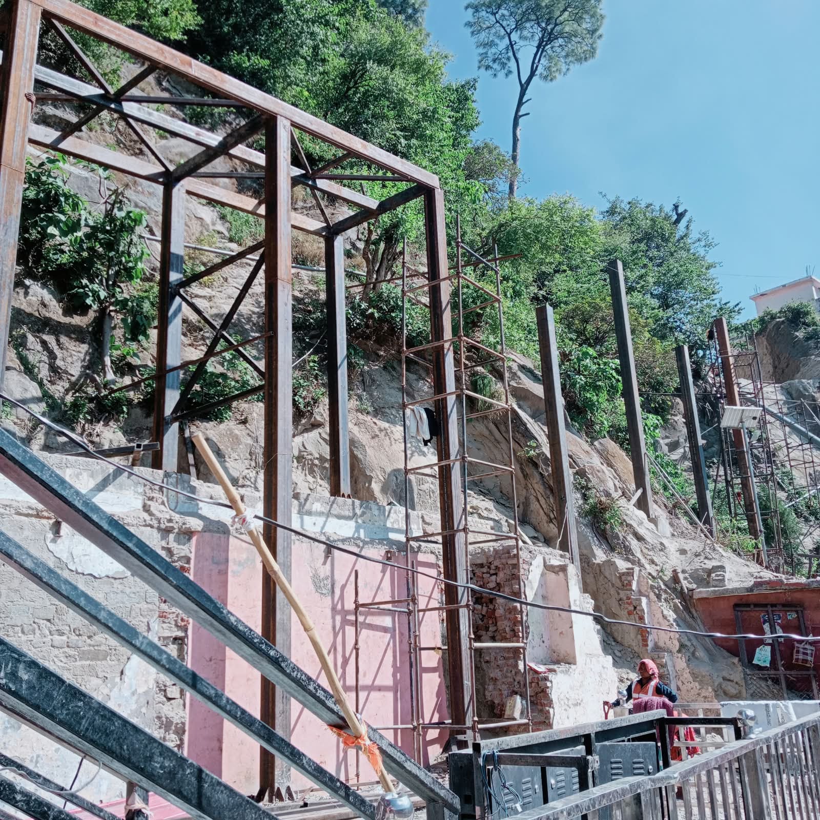 बाबा बालक नाथ मंदिर दियोटसिद्ध में रैंप के निर्माण में लगे मजदूर। संवाद