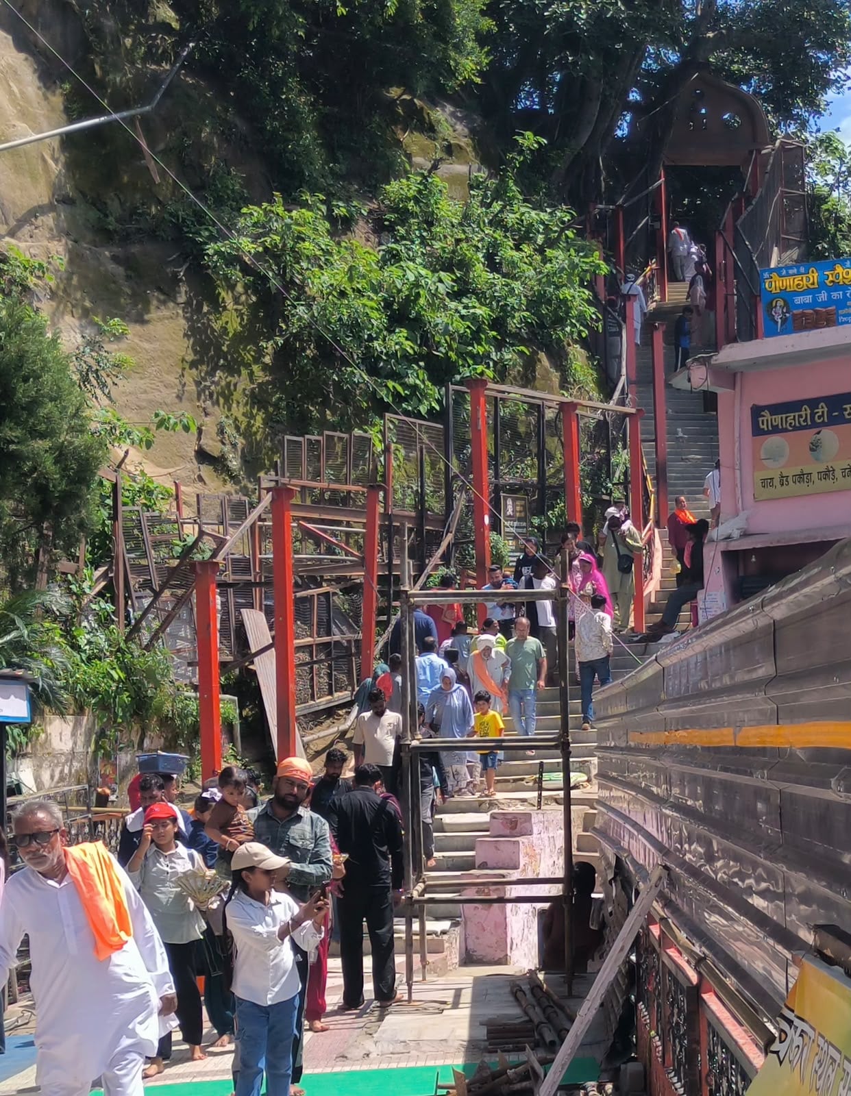 बाबा बालक नाथ मंदिर दियोटसिद्ध में रैंप के निर्माण में लगे मजदूर। संवाद