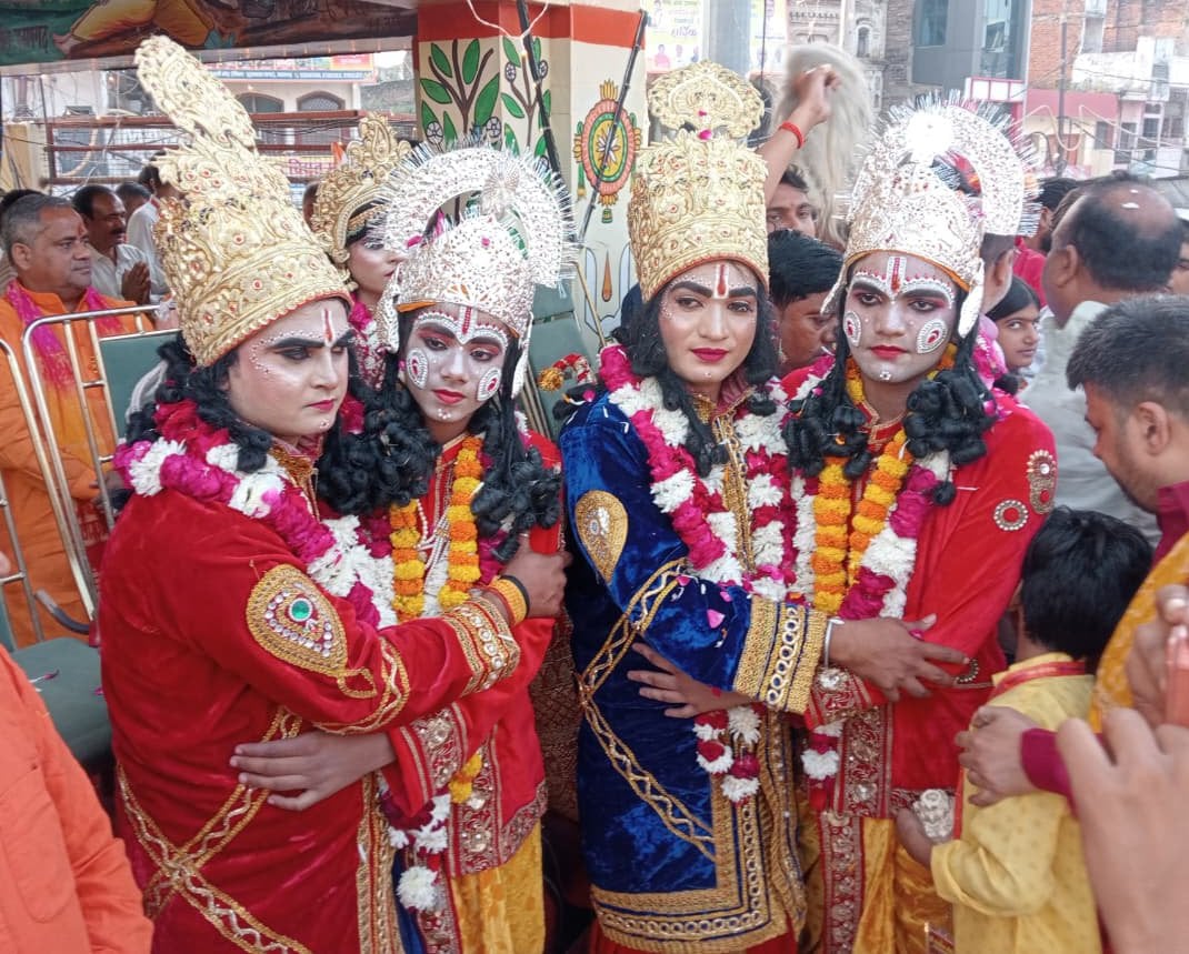 भरत मिलाप मेले में भरत चौक पर बनाया गया मंच टूटने के बाद संभालते कमेटी के लोग। संवाद