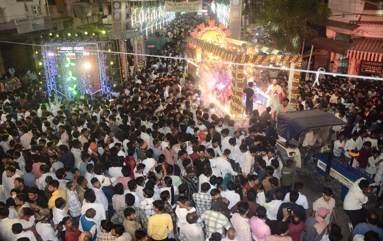 भरत मिलाप मेले में भरत चौक पर बनाया गया मंच टूटने के बाद संभालते कमेटी के लोग। संवाद