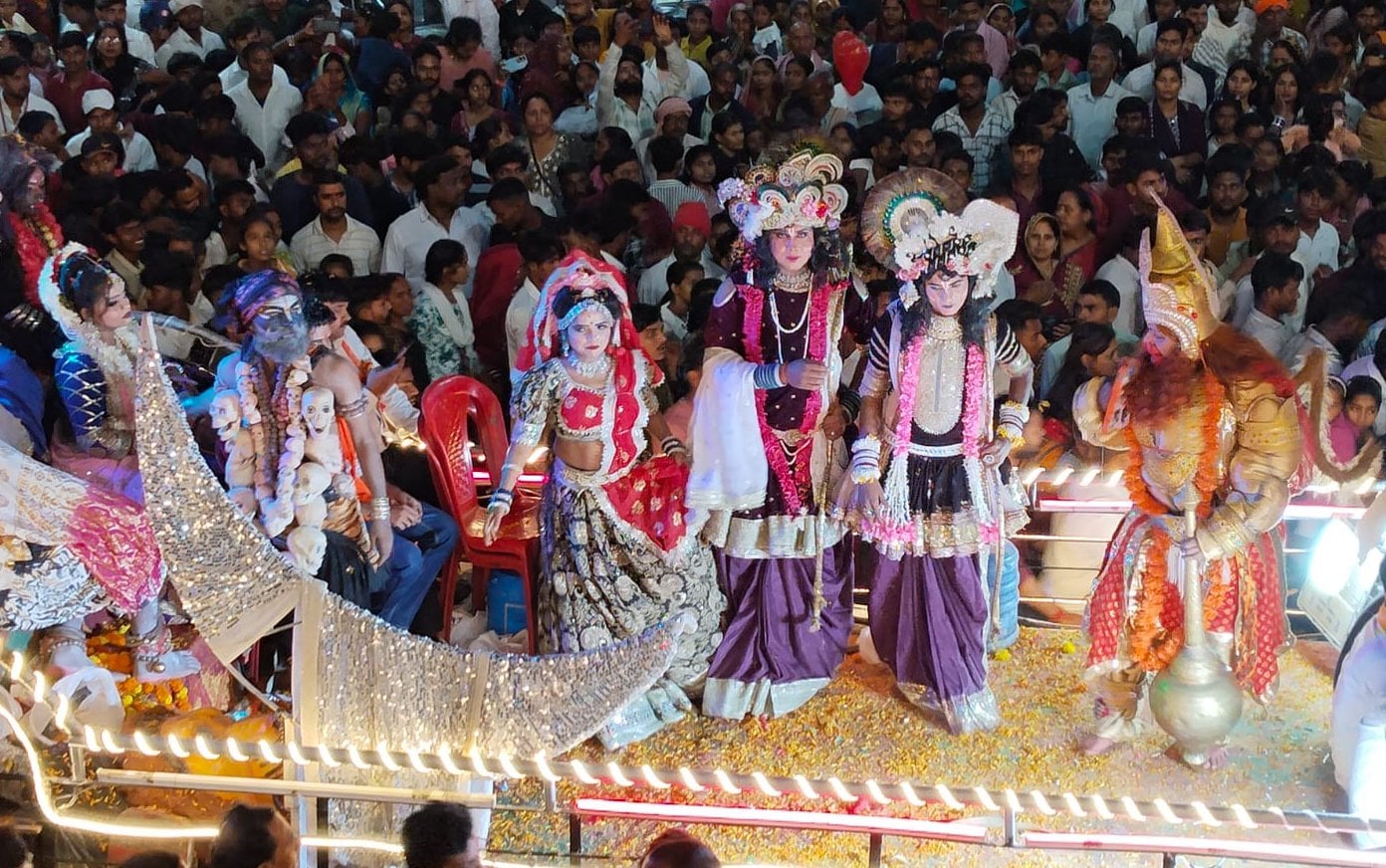 भरत मिलाप मेले में भरत चौक पर बनाया गया मंच टूटने के बाद संभालते कमेटी के लोग। संवाद
