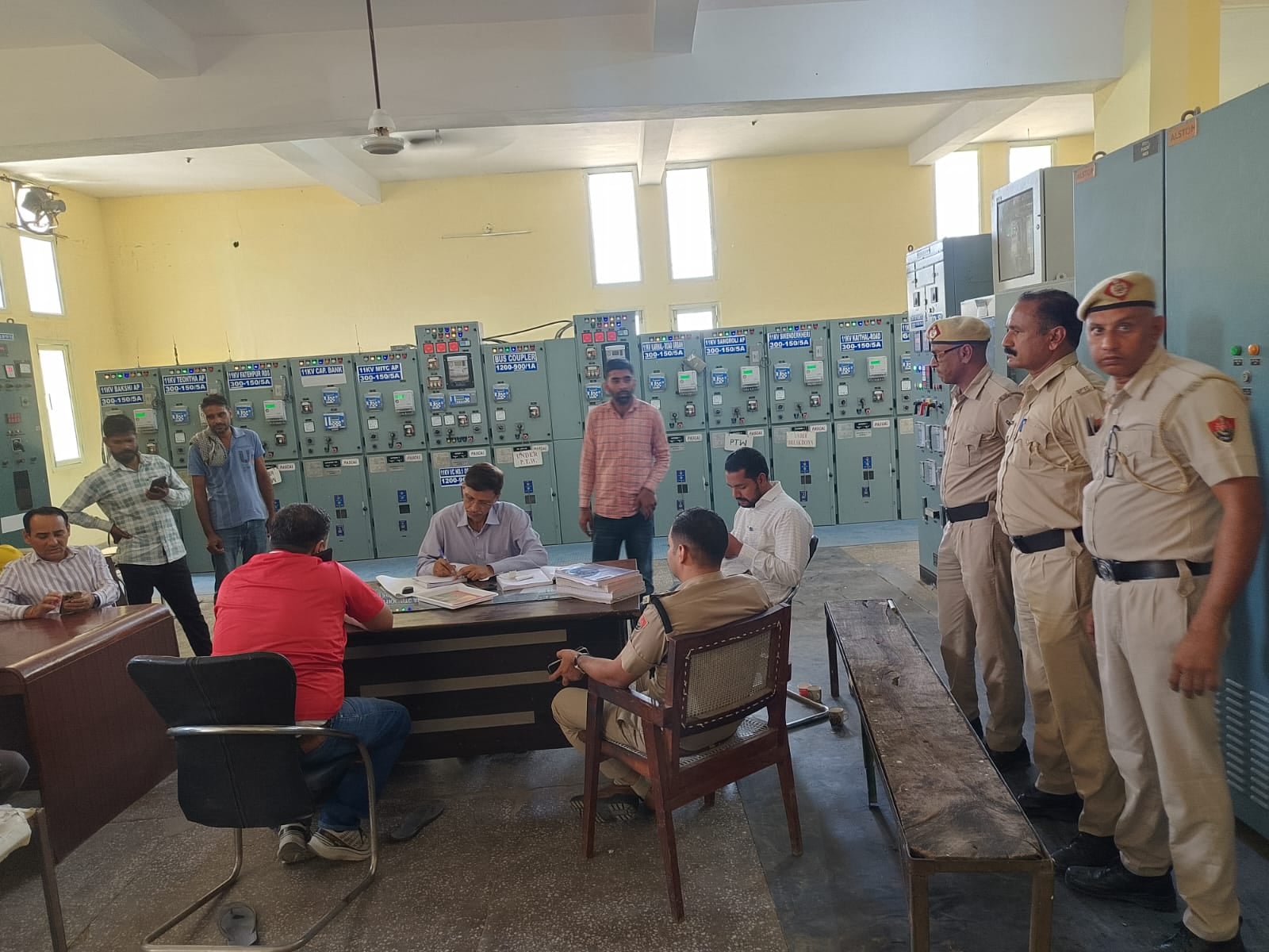 बिजली घर में खड़े पुलिस कर्मचारी। प्रवक्ता