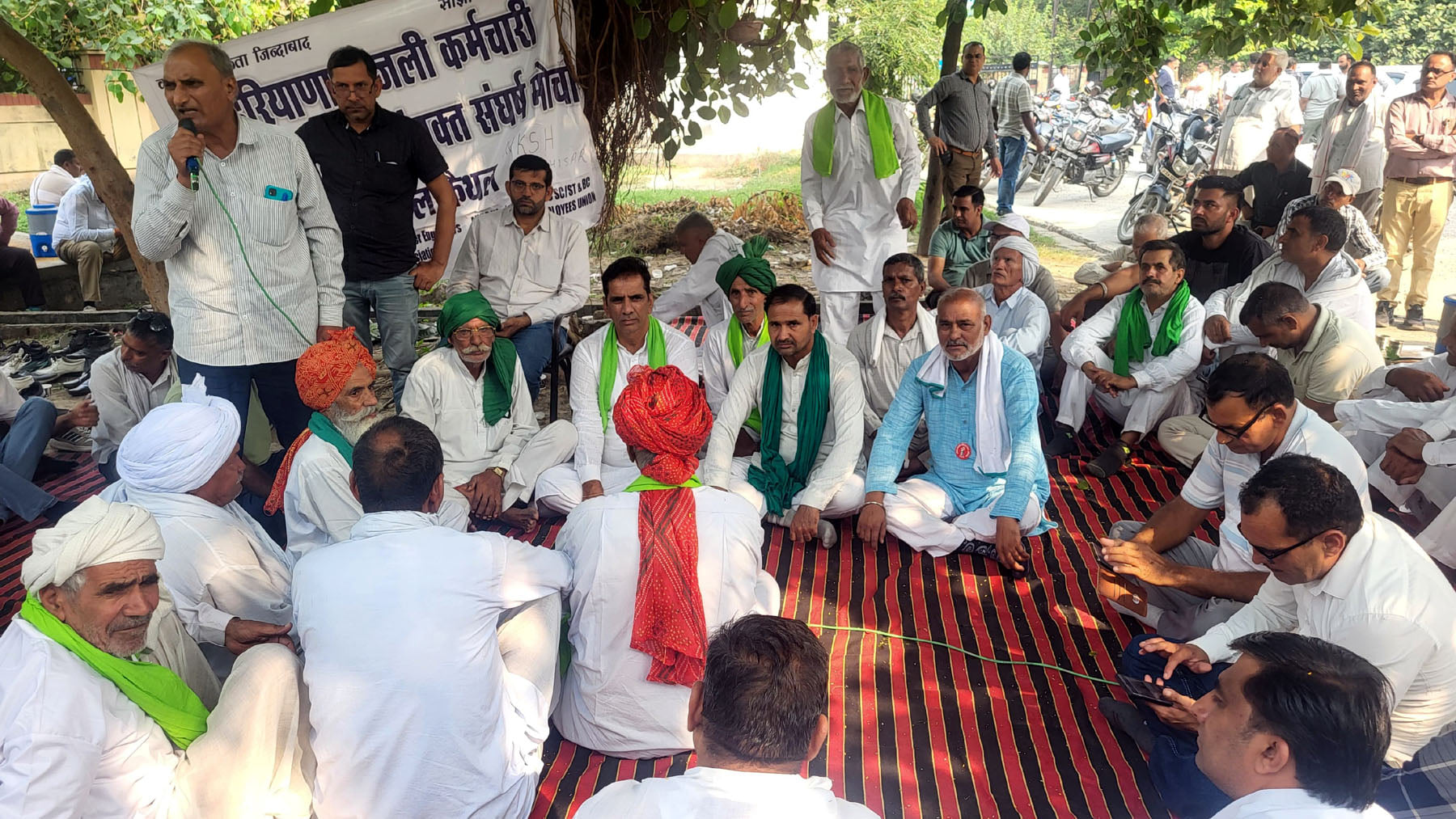 बिजली विभाग के कर्मचारियों को समर्थन देने पहुंचे किसान नेता। विज्ञप्ति