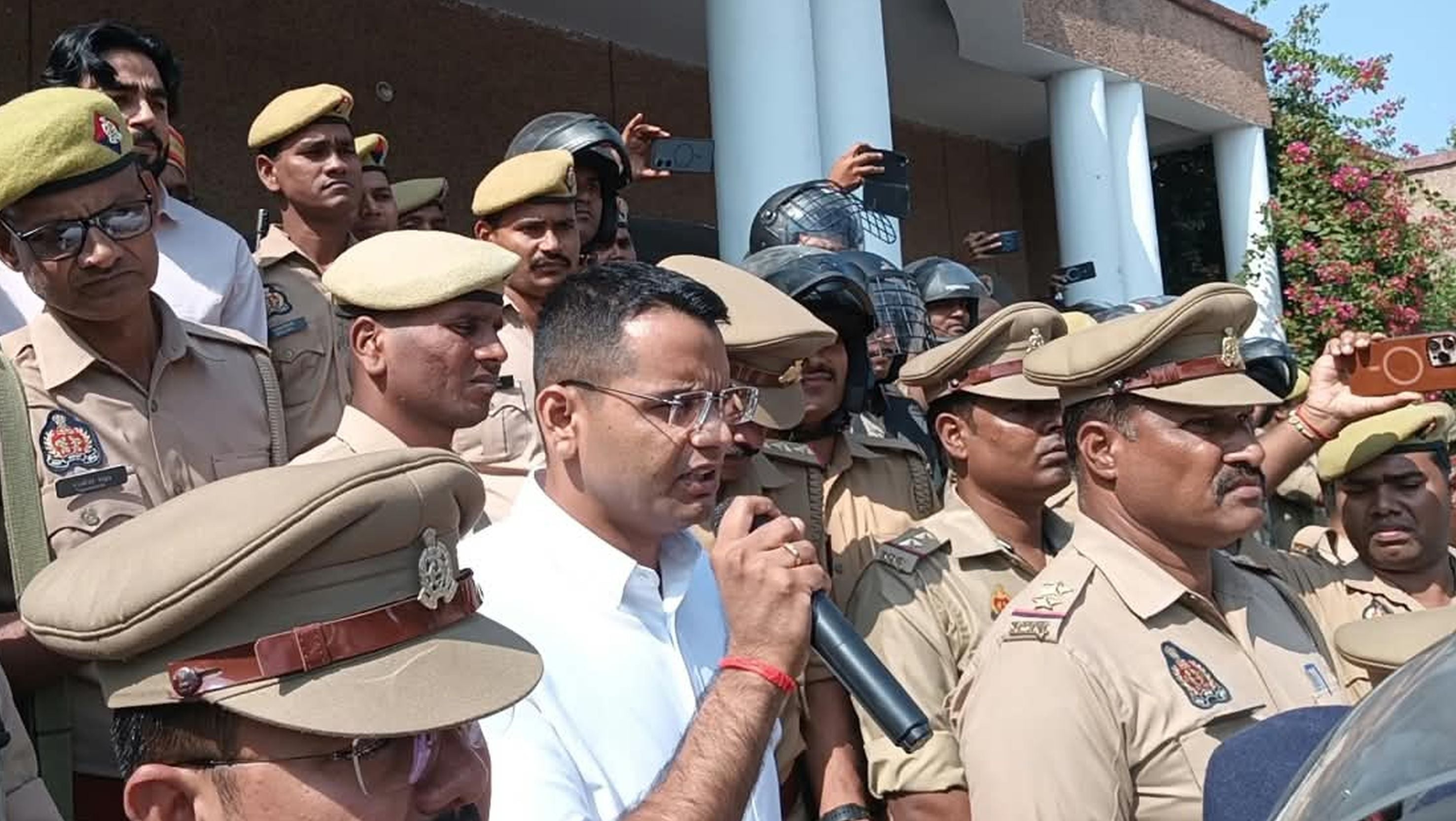 बलरामपुर के कलेक्ट्रेट में प्रदर्शन को संबोधित करते बार संघ के पदाधिकारी ।