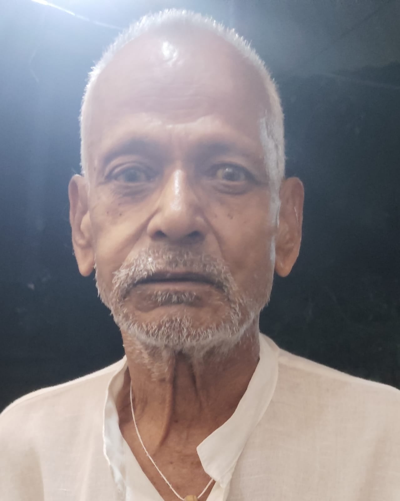 बदहाल सड़क को दिखाता व्यक्ति। संवाद बदहाल सड़क को दिखाता व्यक्ति। संवाद