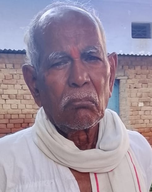 बदहाल सड़क को दिखाता व्यक्ति। संवाद बदहाल सड़क को दिखाता व्यक्ति। संवाद