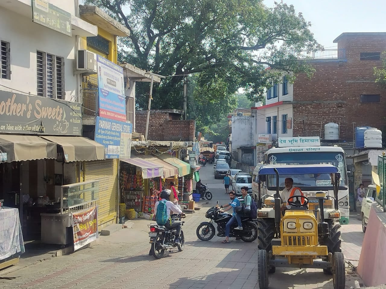 बड़ा बाजार में बेतरतीब तरीके से पार्क वाहनों के कारण लगा जाम।संवाद