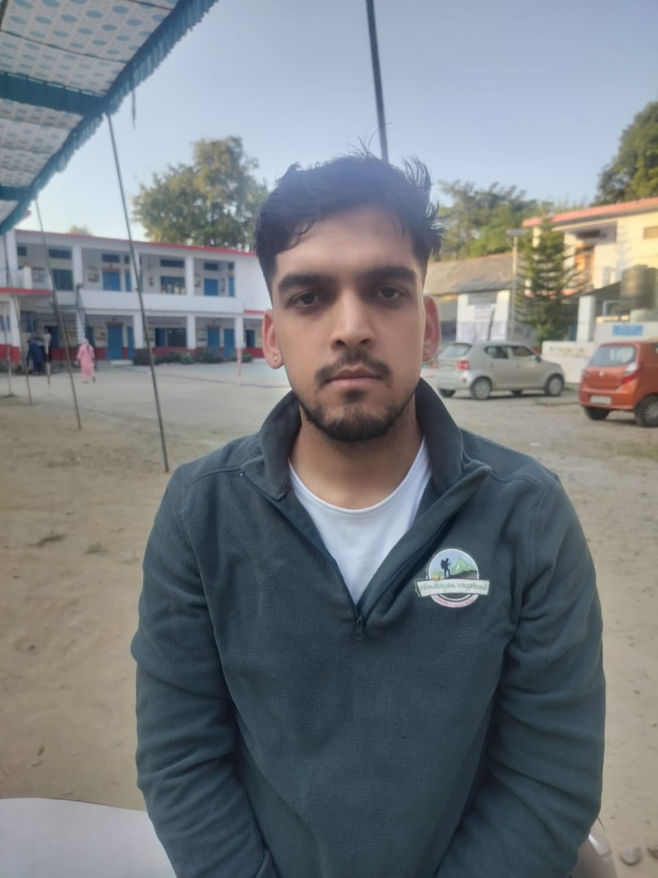 बड़ा बाजार में बेतरतीब तरीके से पार्क वाहनों के कारण लगा जाम।संवाद