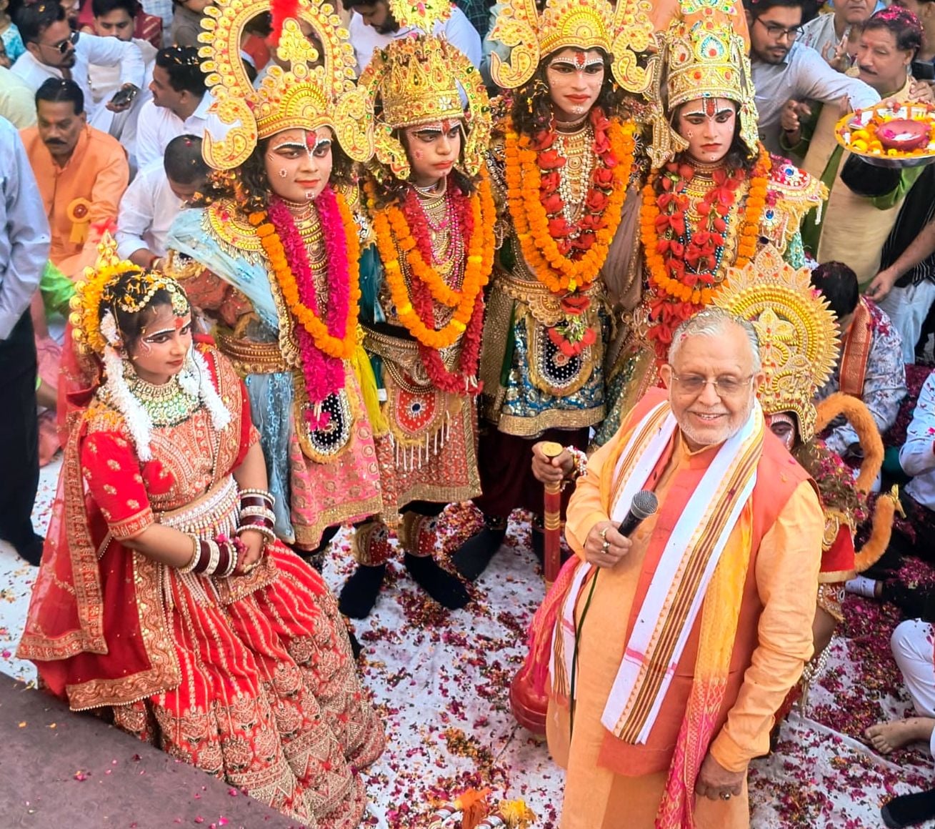 चौक में राम-भरत मिलाप लीला का मंचन करते कलाकार। संवाद चौक में राम-भरत मिलाप लीला का मंचन करते कलाकार। संवाद
