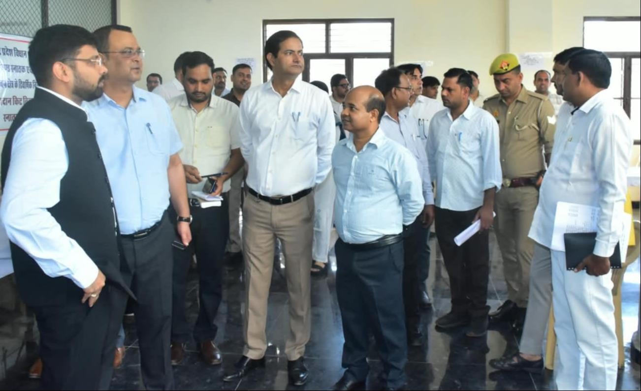 चुनाव के लिए कलक्ट्रेट से पोलिंग पार्टियों को रवाना करते अधिकारी। संवाद चुनाव के लिए कलक्ट्रेट से पोलिंग पार्टियों को रवाना करते अधिकारी। संवाद