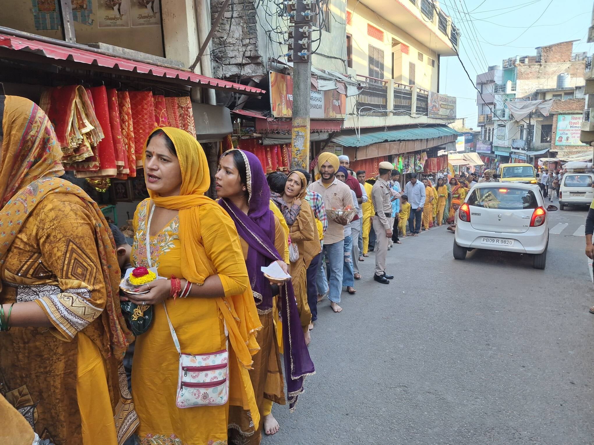 चिंतपूर्णी में कथा कार्यक्रम में माता रानी का आशीर्वाद लेने के लिए उमड़ी श्रद्धालुओं की भीड़। स