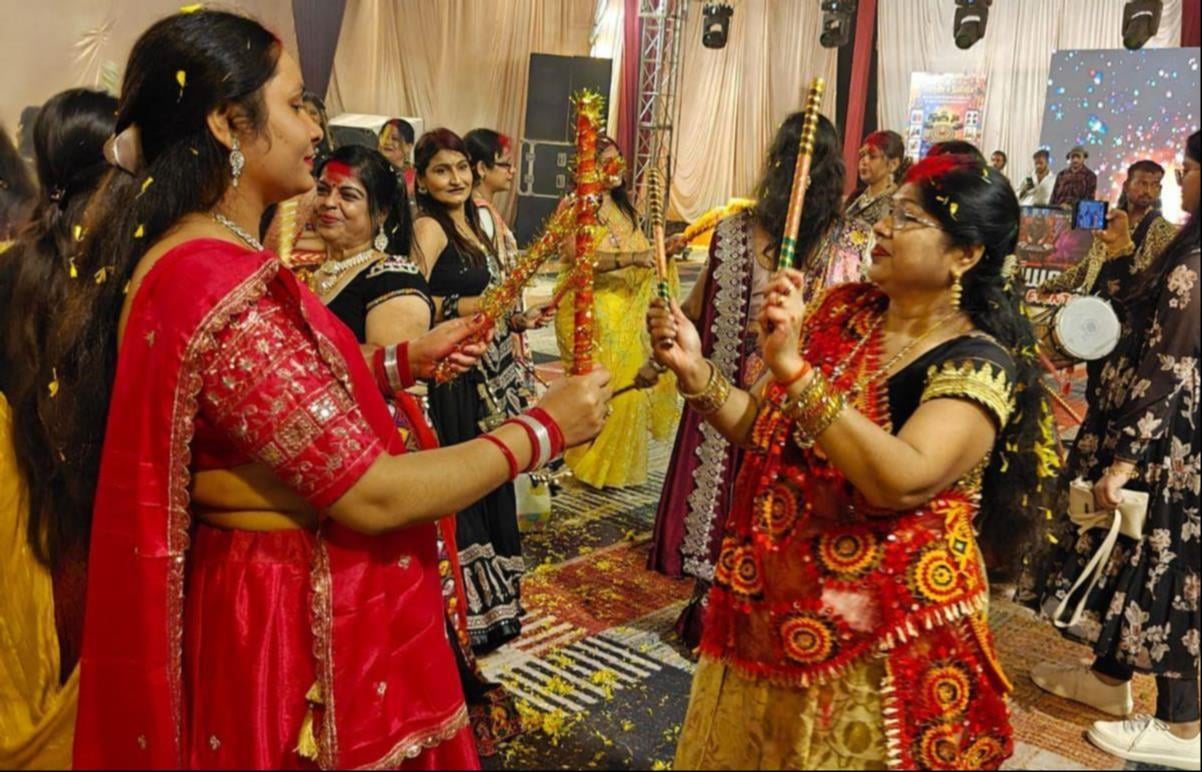 डांडिया उत्सव में नृत्य करतीं महिलाएं व बेस्ट कपल को सम्मानित करतीं उर्मिला पांडेय। स्रोत: सोशल