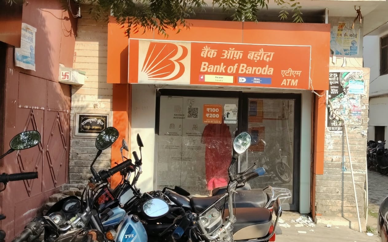 डीएवी के सामने एटीएम पर सुरक्षा गार्ड नहीं। संवाद डीएवी के सामने एटीएम पर सुरक्षा गार्ड नहीं। संवाद