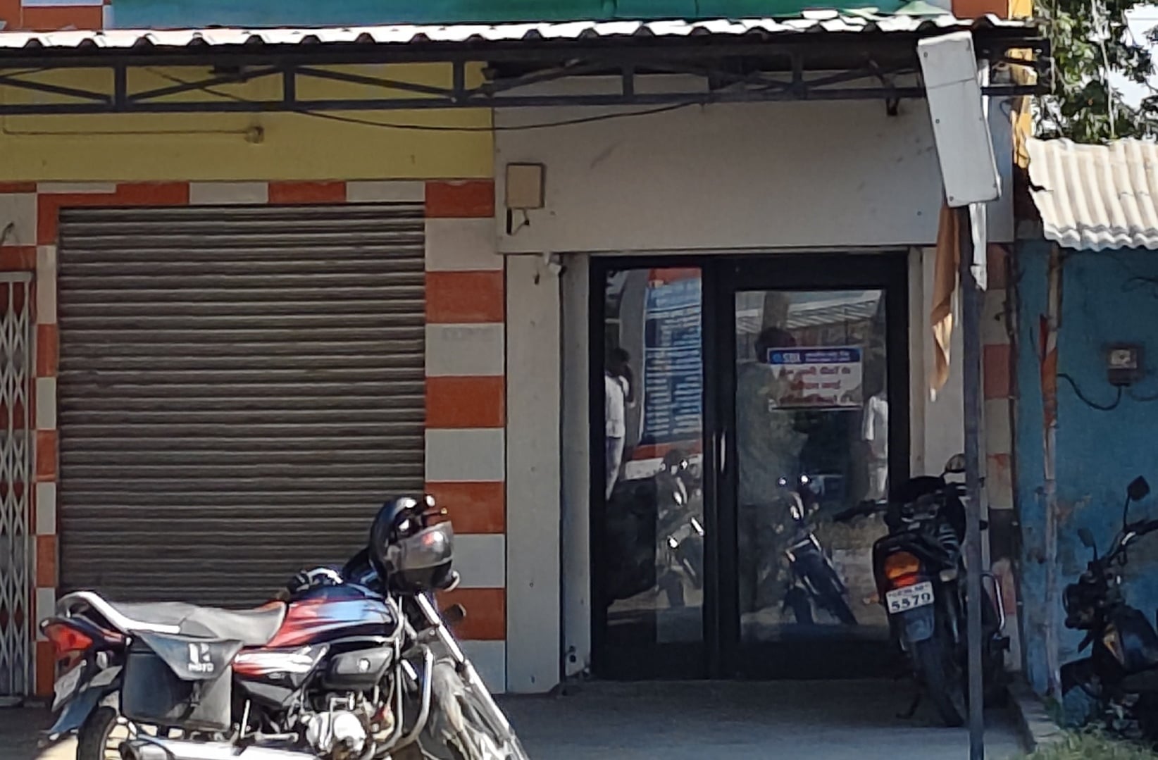 डीएवी के सामने एटीएम पर सुरक्षा गार्ड नहीं। संवाद डीएवी के सामने एटीएम पर सुरक्षा गार्ड नहीं। संवाद