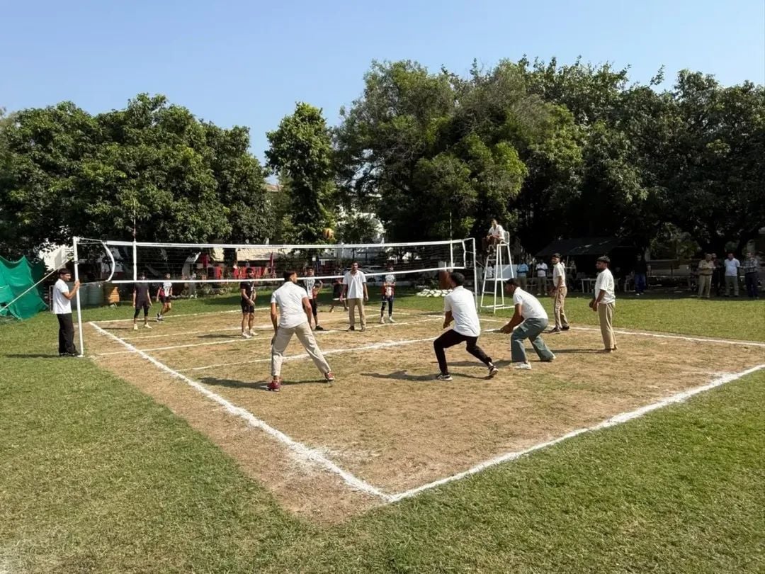 डीपीएल जम्मू में आयोजित वॉलीबॉल प्रतियोगिता के दौरान खेलते खिलाड़ी स्रोत पुलिस
