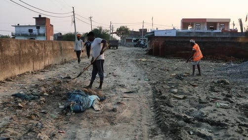 फैजुल्लागंज में नगर निगम के टैंकर से पानी भरते लोग व खरीदकर पानी लाए राघवेंद्र। फैजुल्लागंज में नगर निगम के टैंकर से पानी भरते लोग व खरीदकर पानी लाए राघवेंद्र।