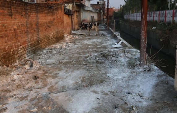 फैजुल्लागंज में नगर निगम के टैंकर से पानी भरते लोग व खरीदकर पानी लाए राघवेंद्र। फैजुल्लागंज में नगर निगम के टैंकर से पानी भरते लोग व खरीदकर पानी लाए राघवेंद्र।