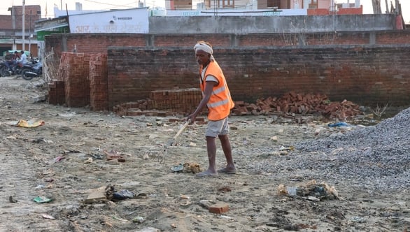 फैजुल्लागंज में नगर निगम के टैंकर से पानी भरते लोग व खरीदकर पानी लाए राघवेंद्र। फैजुल्लागंज में नगर निगम के टैंकर से पानी भरते लोग व खरीदकर पानी लाए राघवेंद्र।