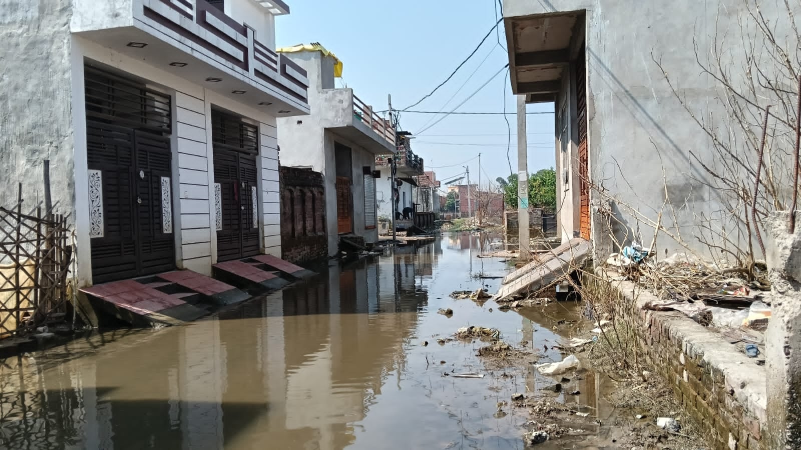 फैजुल्लागंज में नगर निगम के टैंकर से पानी भरते लोग व खरीदकर पानी लाए राघवेंद्र। फैजुल्लागंज में नगर निगम के टैंकर से पानी भरते लोग व खरीदकर पानी लाए राघवेंद्र।