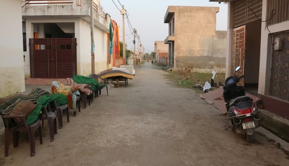 फैजुल्लागंज में नगर निगम के टैंकर से पानी भरते लोग व खरीदकर पानी लाए राघवेंद्र। फैजुल्लागंज में नगर निगम के टैंकर से पानी भरते लोग व खरीदकर पानी लाए राघवेंद्र।