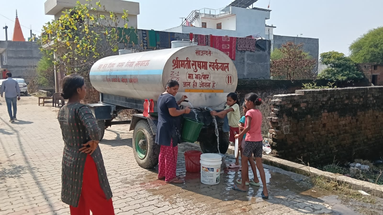 फैजुल्लागंज में नगर निगम के टैंकर से पानी भरते लोग व खरीदकर पानी लाए राघवेंद्र। फैजुल्लागंज में नगर निगम के टैंकर से पानी भरते लोग व खरीदकर पानी लाए राघवेंद्र।