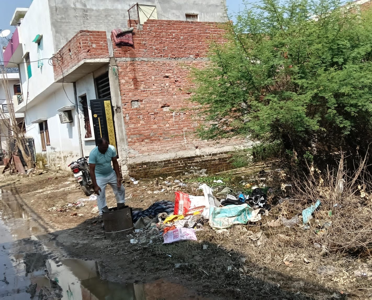 फैजुल्लागंज में नगर निगम के टैंकर से पानी भरते लोग व खरीदकर पानी लाए राघवेंद्र। फैजुल्लागंज में नगर निगम के टैंकर से पानी भरते लोग व खरीदकर पानी लाए राघवेंद्र।