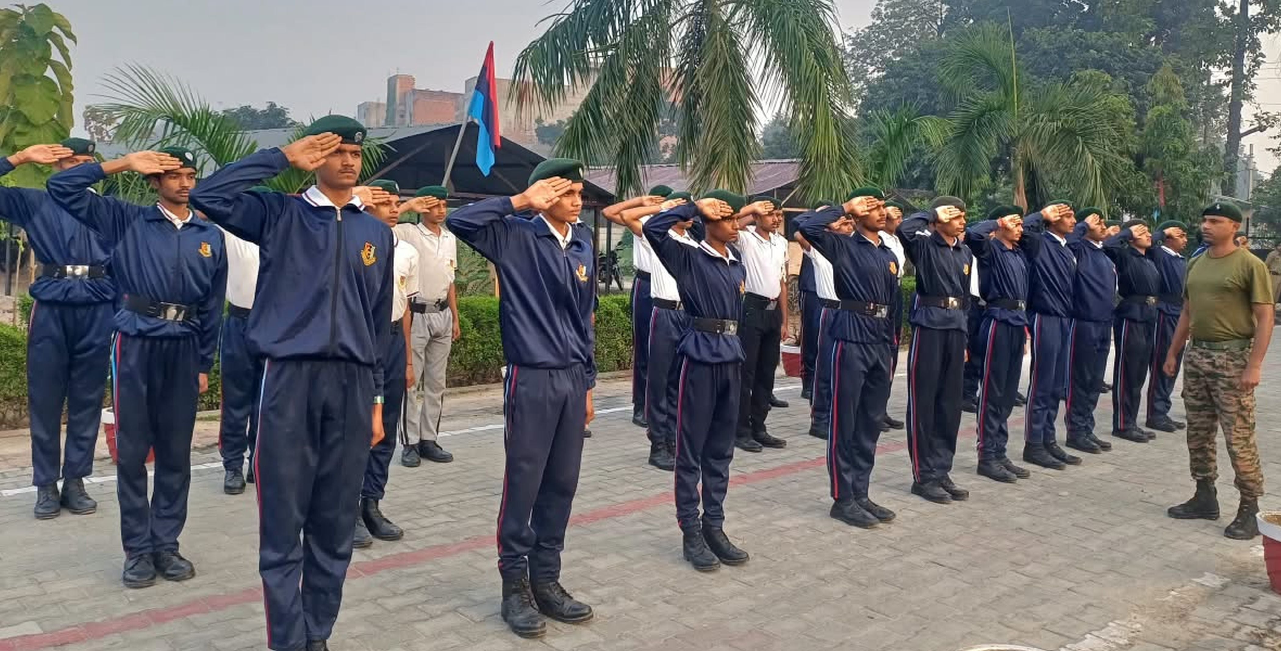 फोटो-08-खागा कस्बे के रानी चंद्रप्रभा महाविद्यालय में सलामी का प्रशिक्षण लेते कैडेट्स। संवाद