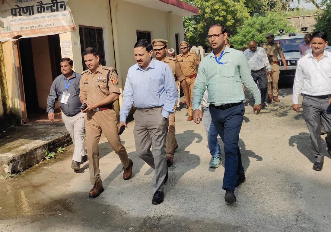 फोटो-10- पुत्र आदि के साथ मतदान कर बाहर निकलतीं उच्च शिक्षा राज्य मंत्री रजनी तिवारी। संवाद फोटो-10- पुत्र आदि के साथ मतदान कर बाहर निकलतीं उच्च शिक्षा राज्य मंत्री रजनी तिवारी। संवाद