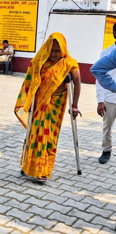 फोटो-10- पुत्र आदि के साथ मतदान कर बाहर निकलतीं उच्च शिक्षा राज्य मंत्री रजनी तिवारी। संवाद फोटो-10- पुत्र आदि के साथ मतदान कर बाहर निकलतीं उच्च शिक्षा राज्य मंत्री रजनी तिवारी। संवाद