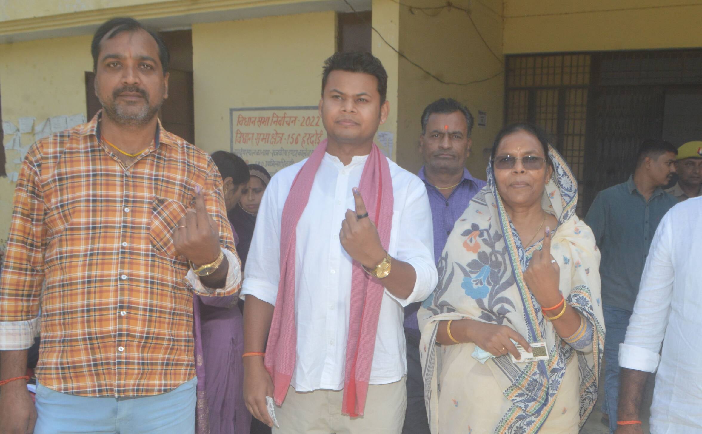 फोटो-10- पुत्र आदि के साथ मतदान कर बाहर निकलतीं उच्च शिक्षा राज्य मंत्री रजनी तिवारी। संवाद फोटो-10- पुत्र आदि के साथ मतदान कर बाहर निकलतीं उच्च शिक्षा राज्य मंत्री रजनी तिवारी। संवाद