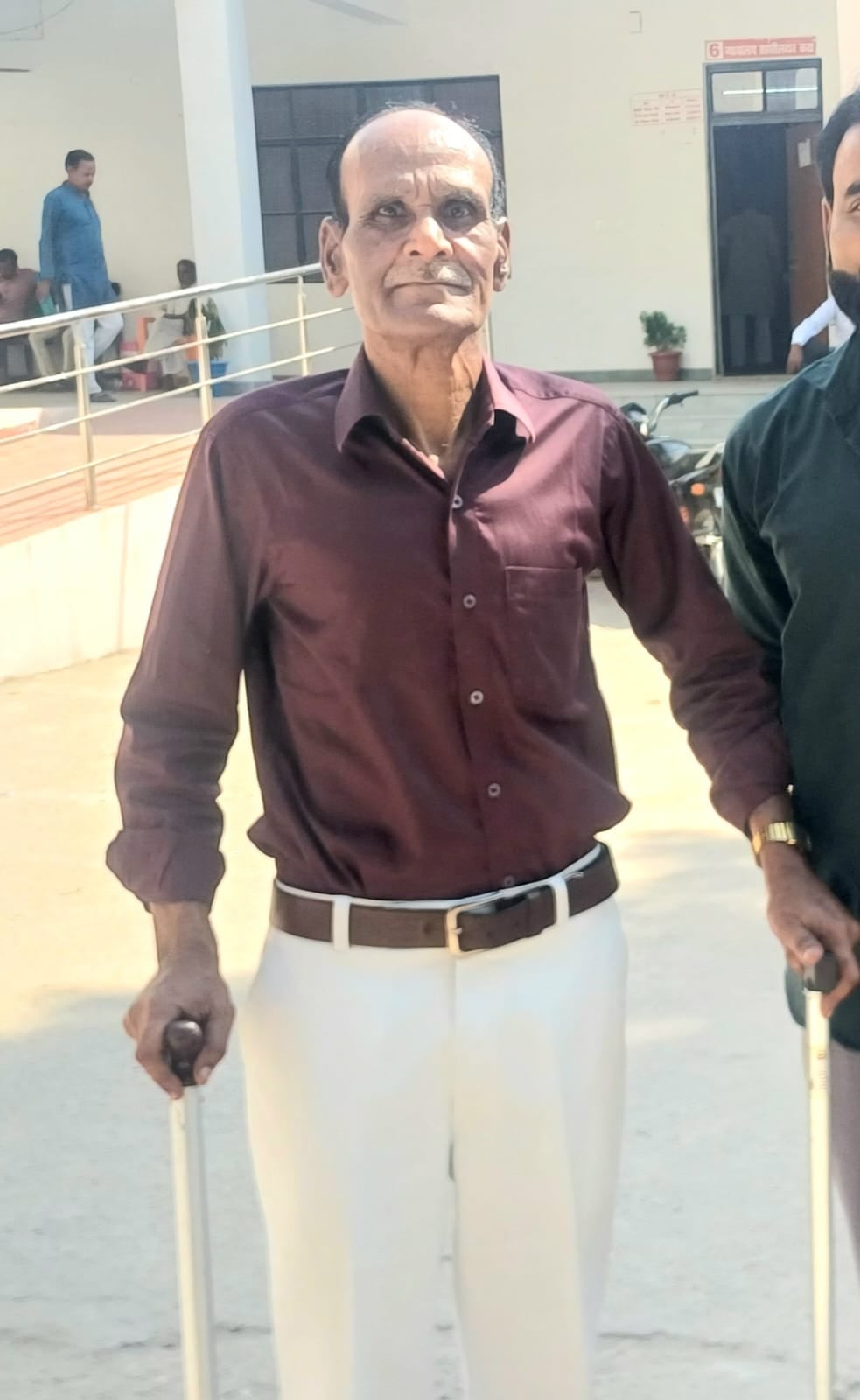 फोटो-10- पुत्र आदि के साथ मतदान कर बाहर निकलतीं उच्च शिक्षा राज्य मंत्री रजनी तिवारी। संवाद फोटो-10- पुत्र आदि के साथ मतदान कर बाहर निकलतीं उच्च शिक्षा राज्य मंत्री रजनी तिवारी। संवाद